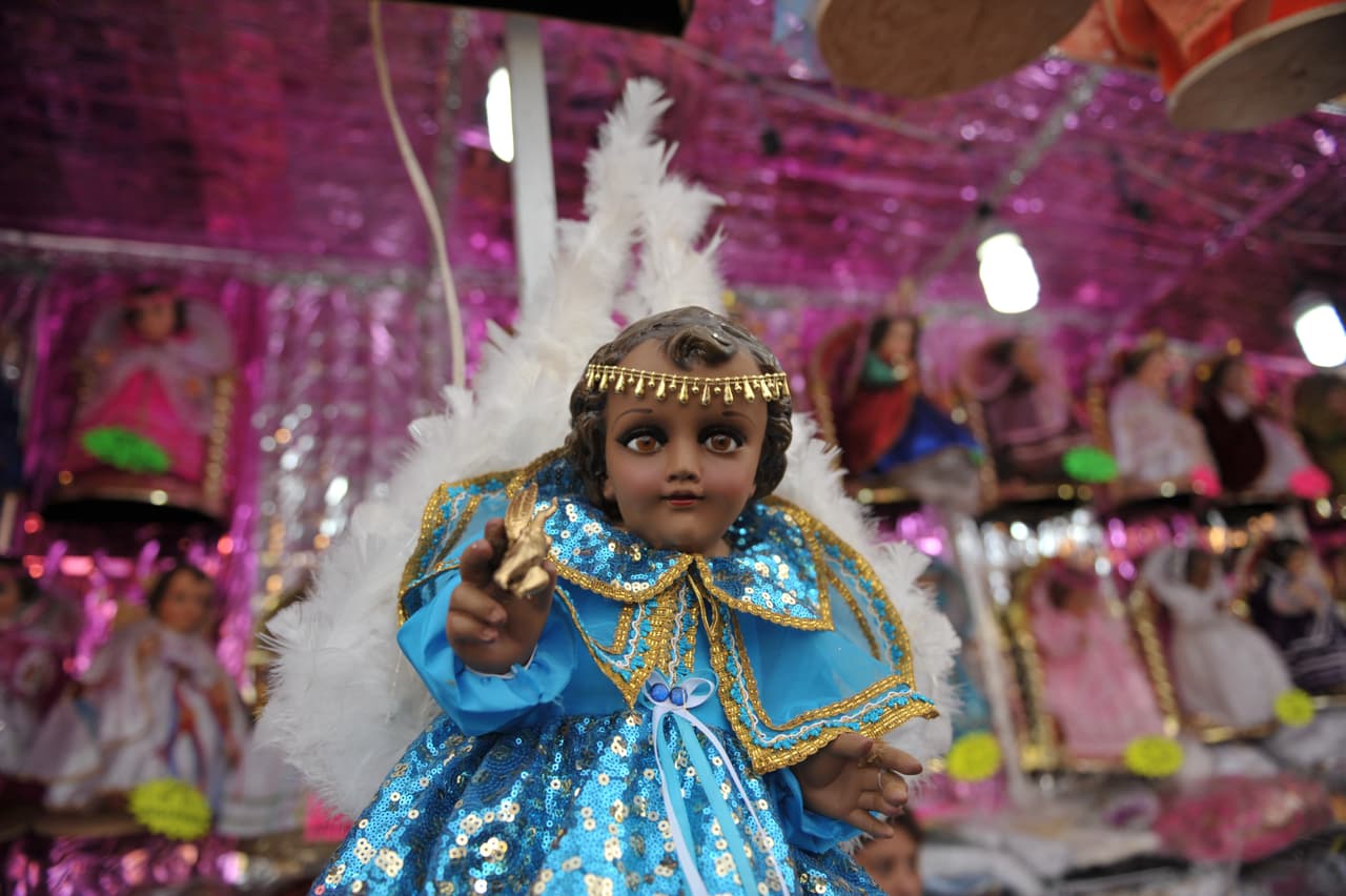 Comencemos con la costumbre del Niño Jesús. Muchas familias ponen un Nacimiento junto a su decoración de Navidad, en donde el día 25 se coloca una figura del hijo de José y María. Ahora, 40 días después, ellos llevan al niño Jesús al templo de Jerusalén para ofrecérselo a Dios.