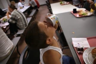 Estudiantes de Florida afectados por Irma recibirán desayuno y almuerzo gratis durante un mes