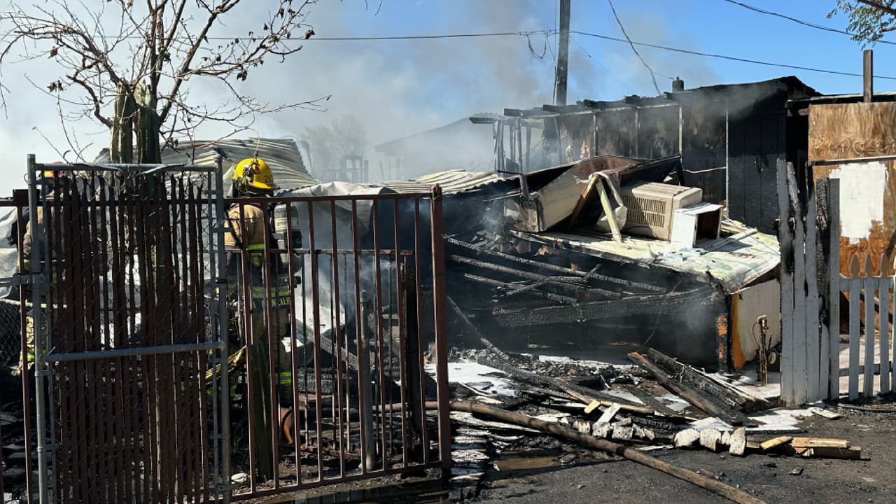 Equipos del Departamento de Bomberos de Phoenix llegaron a la zona alrededor de las 12:00 p.m., y encontraron una casa móvil totalmente afectada, con llamas que se extendía rápidamente a las casas vecinas.