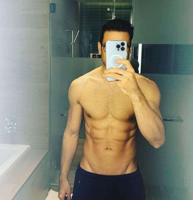 <b>#1</b>
<br>Casi un mes después de haber cumplido 36 años de edad, Carlos Rivera demostró los años le sientan increíble con un par de fotos frente al espejo de su torso desnudo.