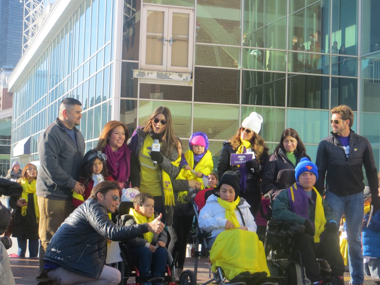 Muchas familias se dieron cita desde temprano en el Navy Pier para ayudar y ser parte de esta campaña social.