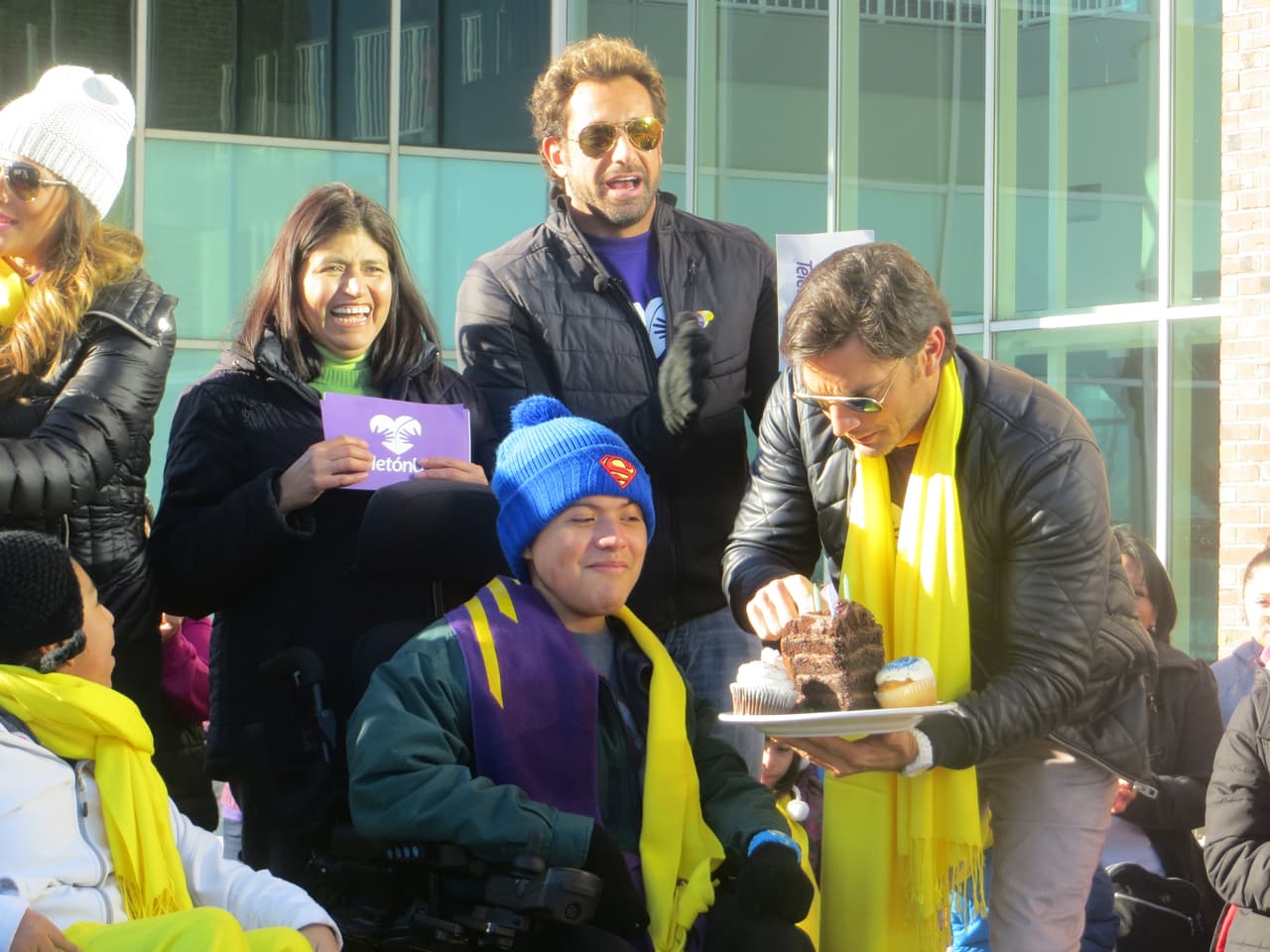 En un ambiente de total camadería, incluso se celebró el cumpleaños de uno de los niños apoyados por Teleton.