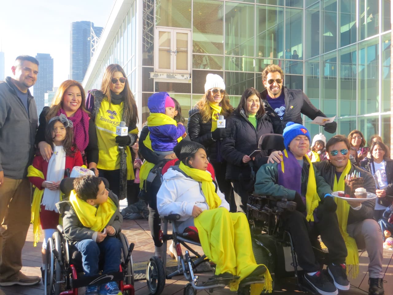 Ana Patricia Gámez, Barbara Bermudo, Gabriel Soto y Julián Gil dicen presente en la transmisión del Teleton USA 2015 desde Chicago.