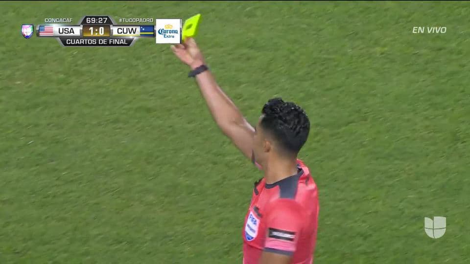 Tarjeta amarilla. El árbitro amonesta a Elson Hooi de Curaçao