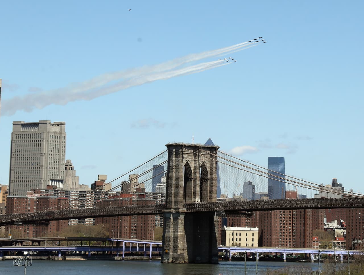 Las aeronaves sobre Manhattan, vistas desde Brooklyn.