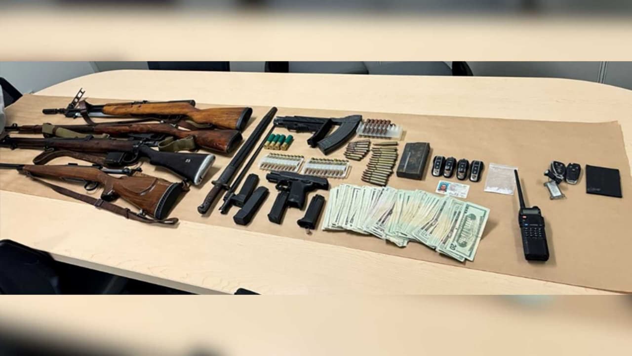 Colección de armas de fuego de alta capacidad, incluyendo varios rifles, encontradas en la residencia de Moore tras su arresto.