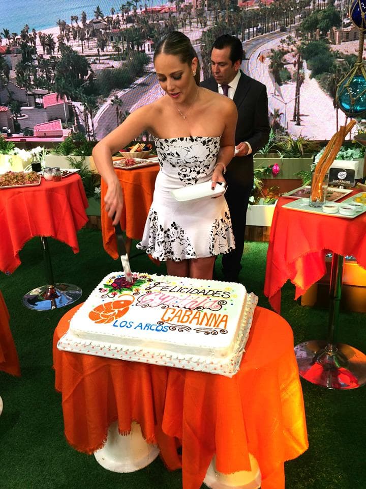 ¡Vane no se resistió al pastel!