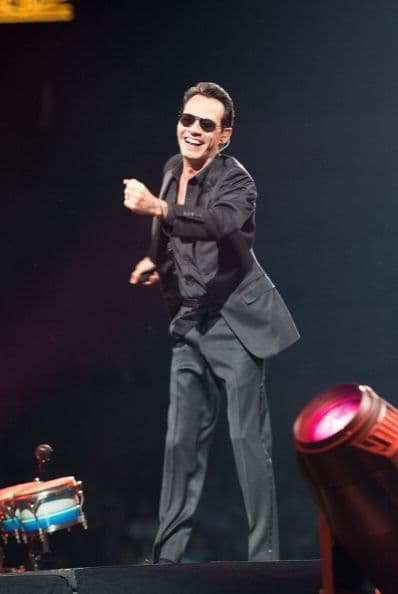 Como los grandes divos, Marc Anthony subió al escenario entre el fervor de miles de fans, con gafas de sol y necesitando solo un movimiento de caderas para enloquecer a un público mayoritariamente latino. 