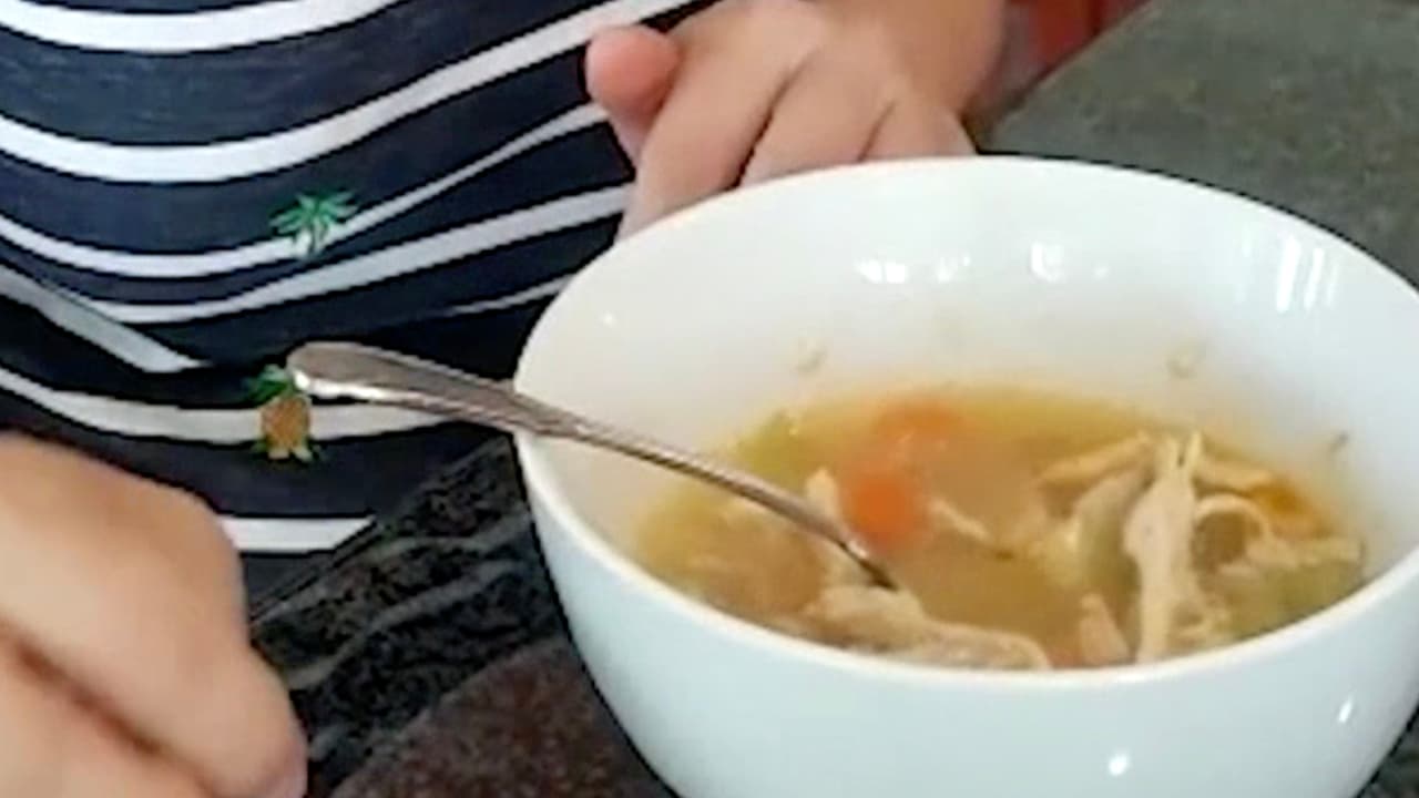 “Para no estar tomando tantas medicinas como los analgésicos, lo más importante es tomar muchos líquidos, que puede ser un caldo de pollo con unas gotitas de limón”, manifestó el Dr. Yudovich.