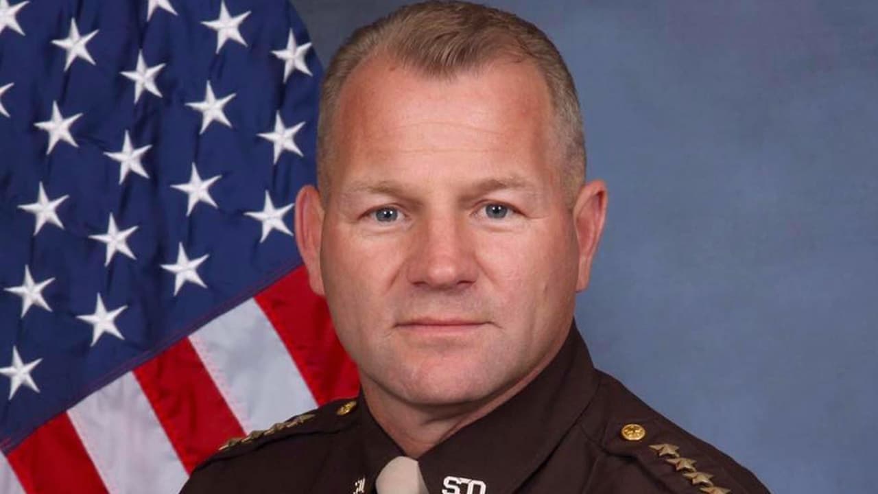 “No he hecho nada malo”: sheriff del condado Fort Bend denuncia que comisionados buscan su destitución