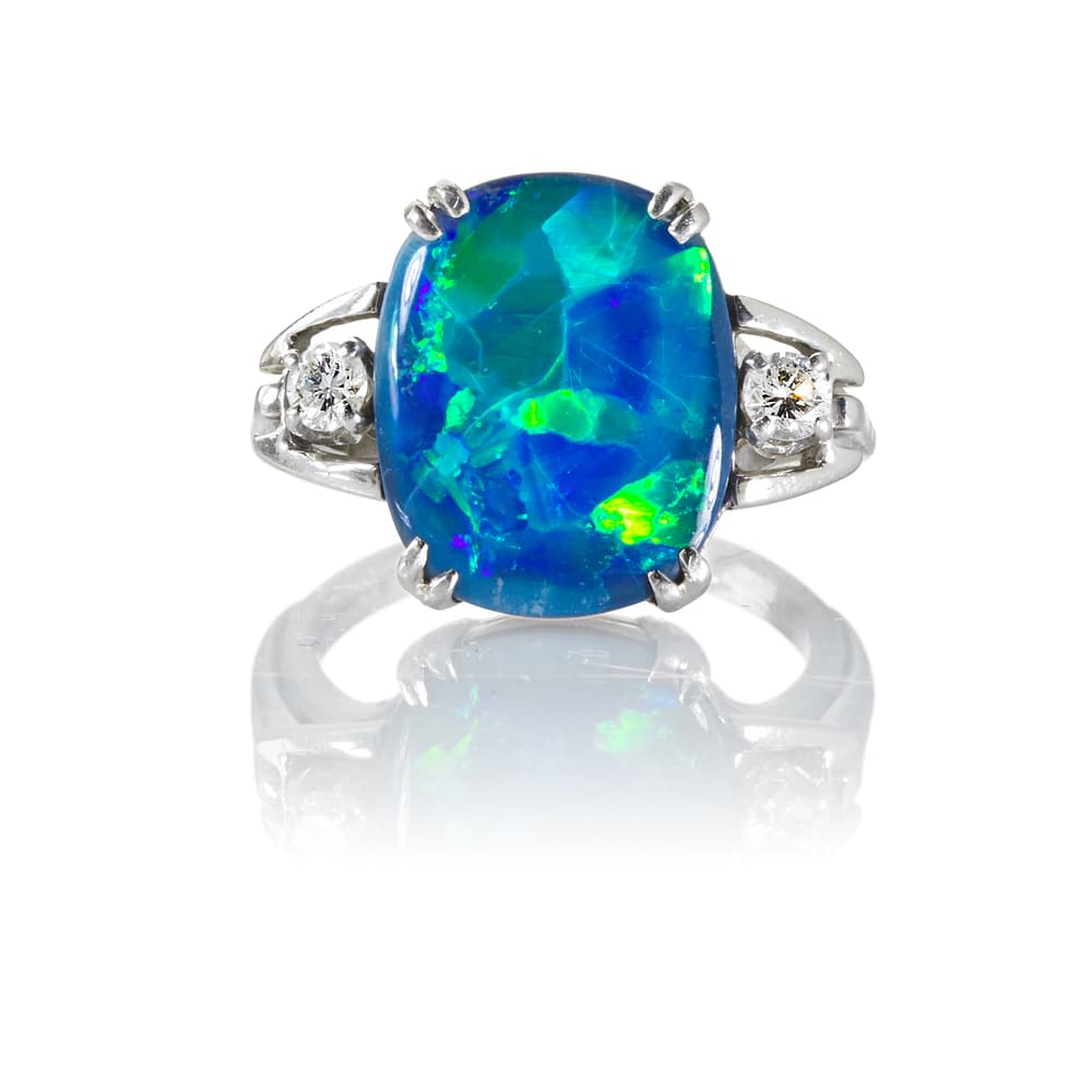 También hay quienes aseguran que un ópalo pasado por agua tiene poderes particulares para atrapar a un amor que siempre se nos escapa, así que una joya con ella será el mejor regalo amoroso que puedes hacer a una persona.