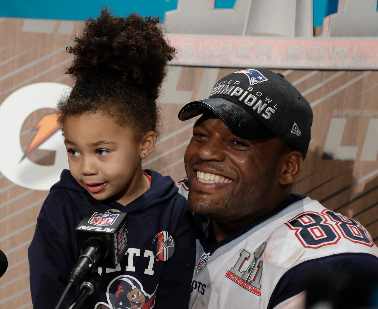 El jugador Martellus Bennett durante la rueda de prensa posterior a la final del Super Bowl, acompañado por su hija Austyn Jett Rose Bennett.