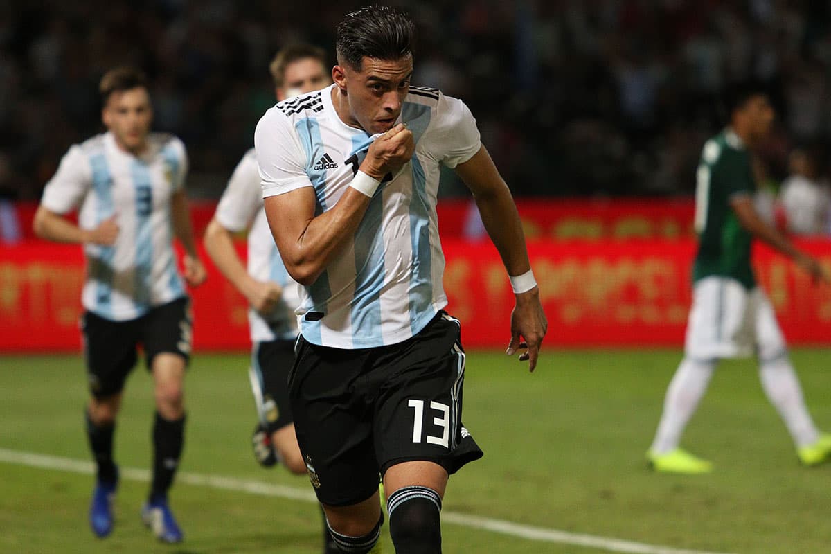 Al minuto 44' Ramiro Funes Mori anotó de cabeza el primer gol de Argentina, luego de un tiro libre de Paulo Dybala en que la defensa mexicana se quedó esperando el fuera de lugar.