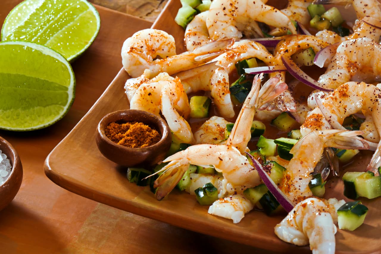 <b>Mira el menú con tiempo. </b>Echa un vistazo al menú detenidamente y opta por alimentos más saludables a la hora de ordenar. Si lo haces con tiempo podrás ver todas las opciones.