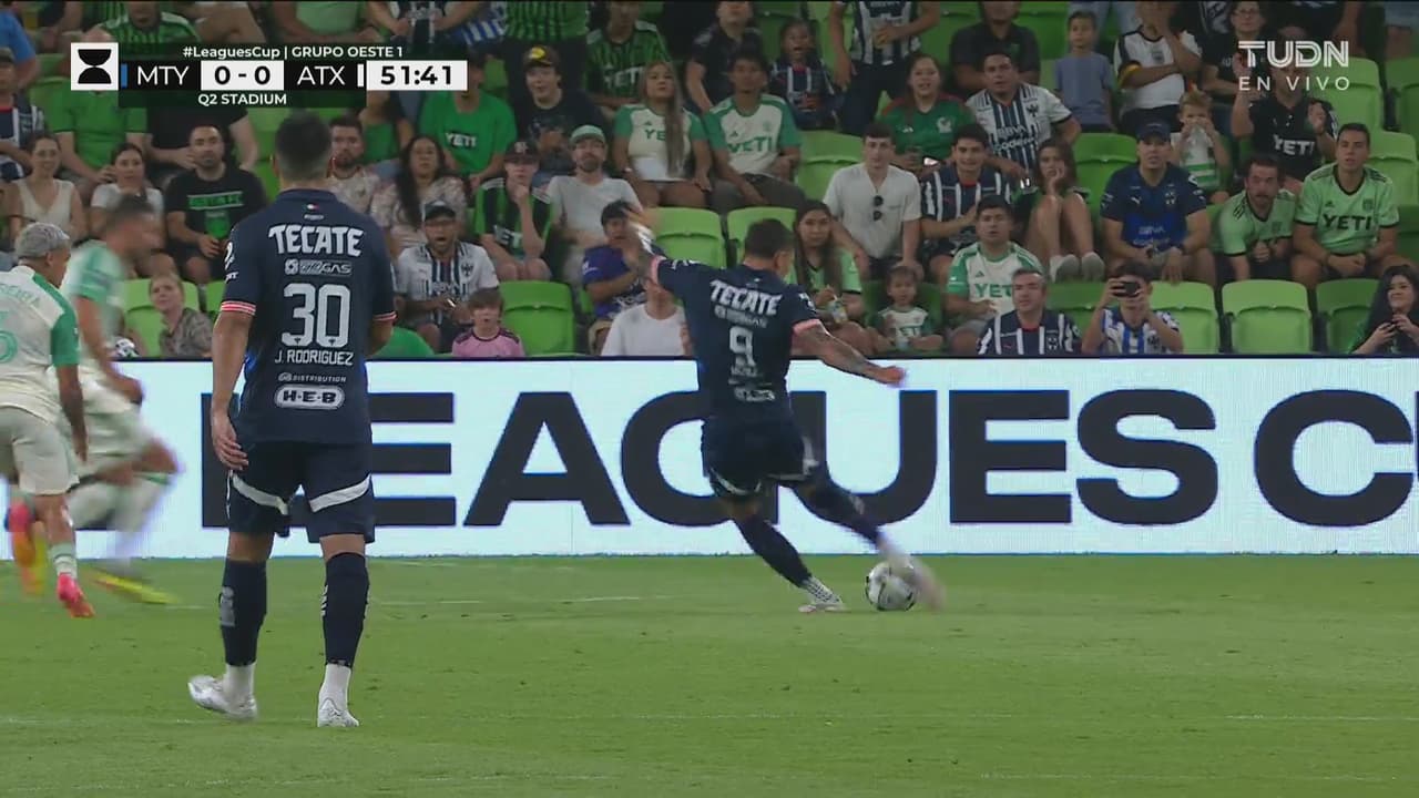 El intento de Brandon se fue arriba del travesaño del arco rival