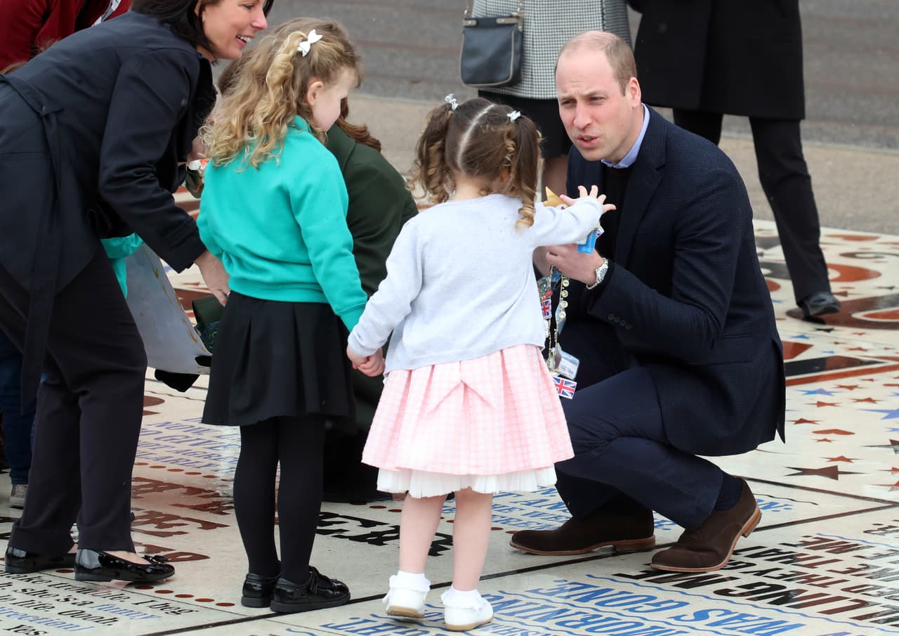Las listas de regalos del
<b><a href="https://www.royal.uk/media-packs" target="_blank">sitio oficial de la familia real británica</a></b>, también revelan que
<b>los tíos de Archie</b>, Kate Middleton y el príncipe William,
<b>han recibido</b> obsequios para sus hijos y
<b>para su sobrino.</b>