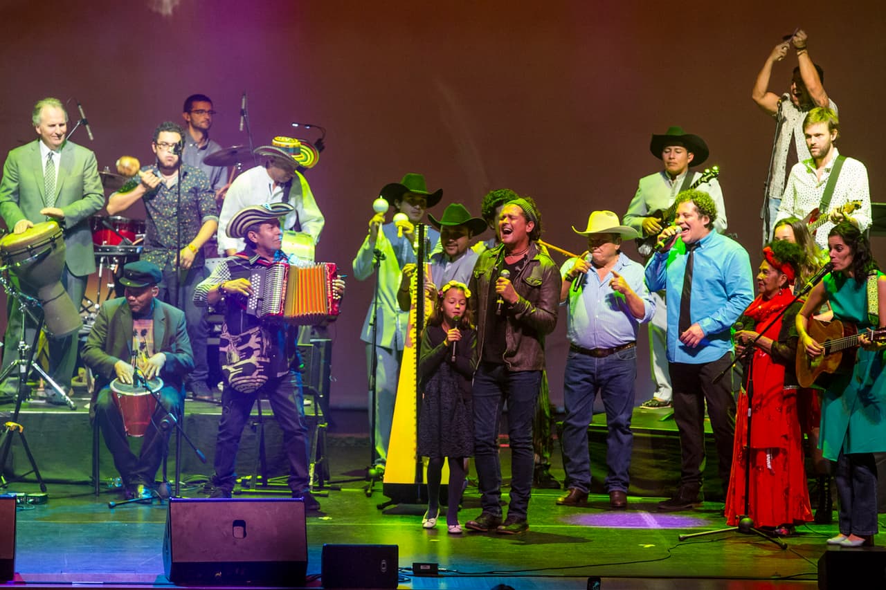 Los músicos invitados a participar fueron: Carlos Vives, Cholo Valderrama, Chabuco, Totó La Momposina, Monsieur Periné y la Berklee Band, comandados por Mónica Giraldo y Esther Rojas.