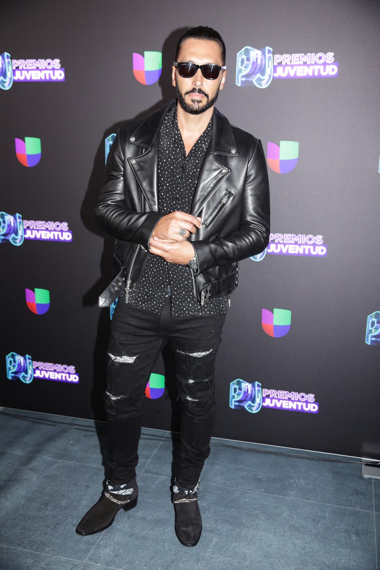 El Dj Cedric Gervais por su parte vistió todo de color negro ya que participó en el número de Silvestre Dangond.