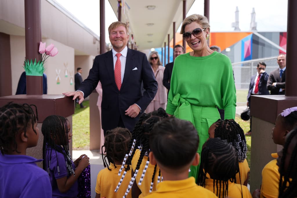 Varios estudiantes recibieron con alegría a la reina Máxima y el rey Guillermo.