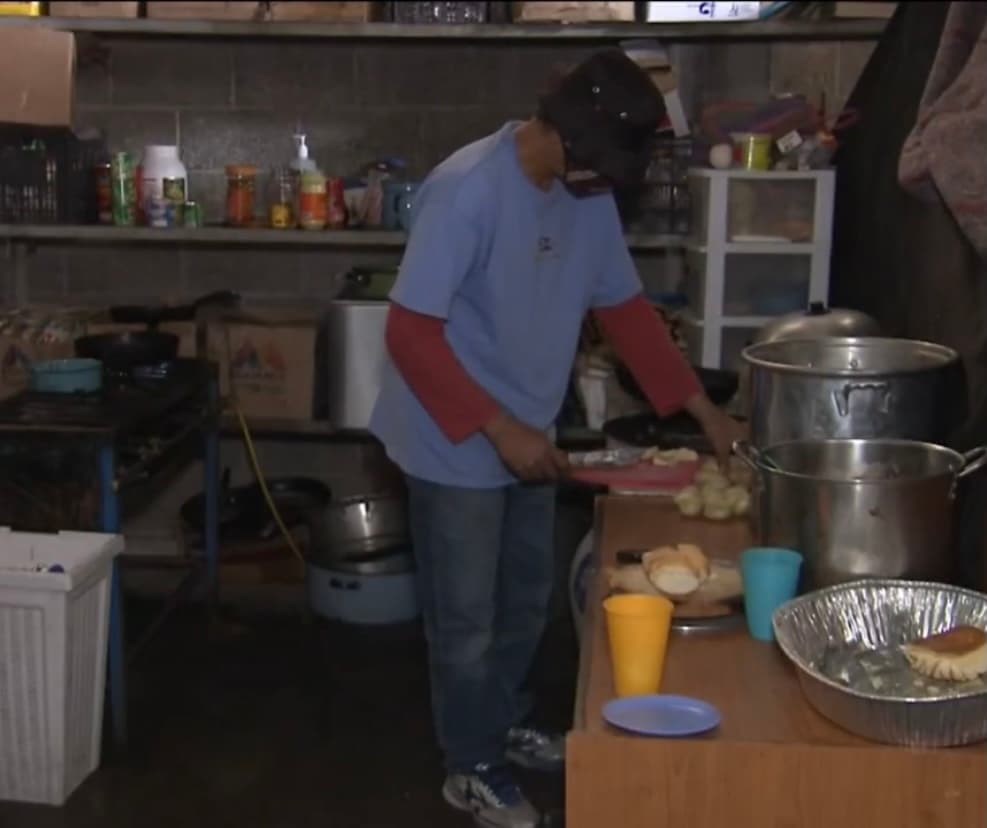 Armando dice que por su albergue han pasado historias de dolor, desesperación y de mucho peligro que orillaron a todos los indocumentados
<b>a dejar sus países en busca de un futuro mejor</b> para ellos y sus familias.
<br>