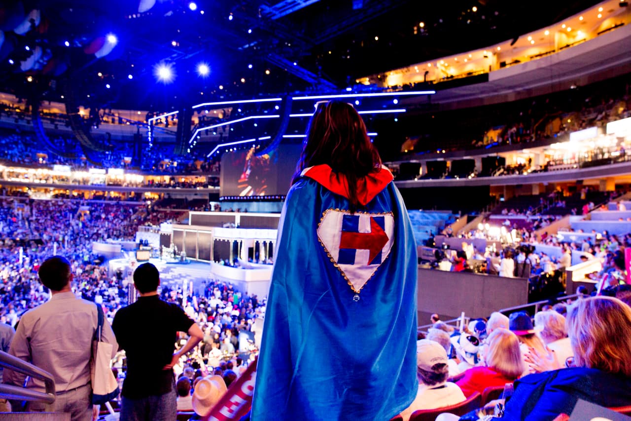 MARTES 26 DE JULIO.11:05 PM. Con la intervención de Meryl Streep, un concierto de Alicia Keys y la sorpresiva aparición en video de la candidata Hillary Clinton, termina la jornada del martes en la convención demócrata.