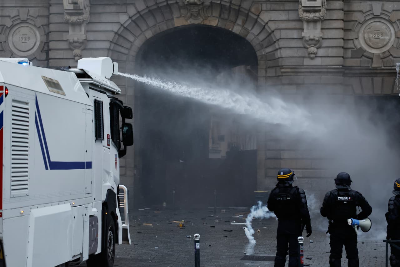 La policía utiliza un cañón de agua tras una manifestación contra el aumento del coste de la vida en Rennes, Francia