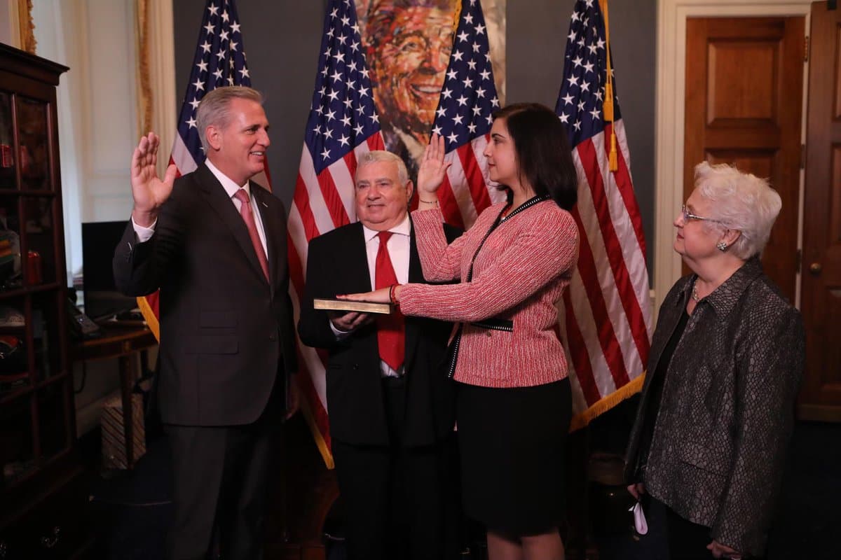 "Es oficial. Lista para luchar por # NY11", indicó el domingo Nicole Malliotakis en un su cuenta de Twiiter.
<br>
<br>Malliotakis dijo que sus padres la habían acompañado a hacer su juramento en Washington. "Cada uno tomó una gran oportunidad y vino a este país hace 60 años. Trabajaron duro y se sacrificaron. Hoy, su hija prestará juramento en el Congreso de los Estados Unidos. Ese es el sueño americano y la oportunidad que debemos preservar", añadió.
