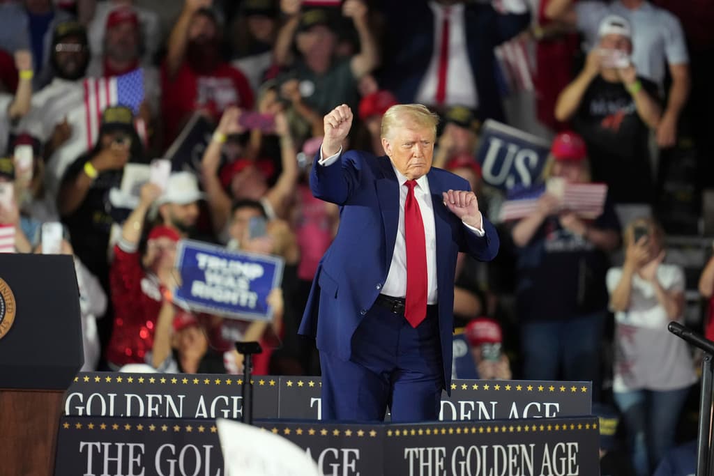 El presidente Donald Trump baila al ritmo de la música en un evento de celebración por sus primeros 100 días en el cargo en Michigan.