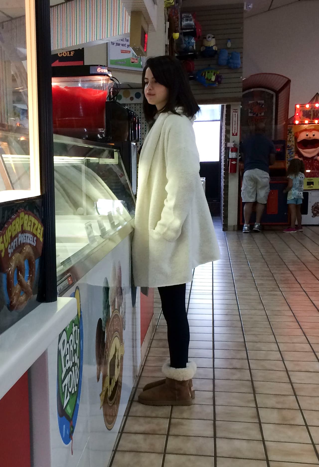 La captaron en un centro comercial cerca del lugar, donde se le ve bien, tranquila y muy cómoda.