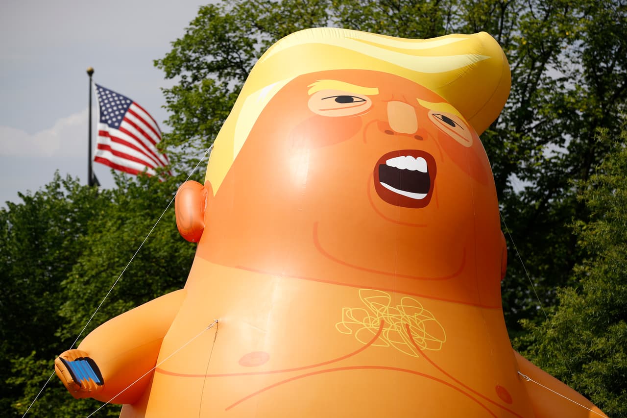 Un grupo de manifestantes consiguieron un permiso para instalar el polémico inflable conocido como
<b> ‘Baby Trump’, muy cerca del lugar donde el mandatario estadounidense daría su discurso. </b>El inflable fue colocado por primera vez en Inglaterra a modo de protesta por la visita de Trump a países europeos. Desde entonces se han visto réplicas en distintas manifestaciones contra el presidente.
<br>