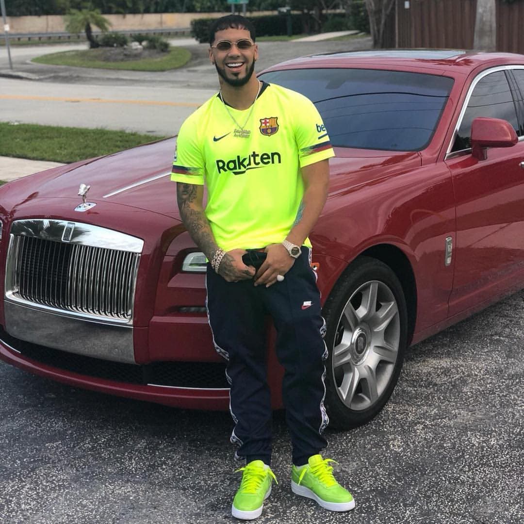 <b>Rolls-Royce Ghost</b> 
<br>
<br>Anuel también es dueño de un Rolls-Royce Ghost, un auto que a través de la historia ha sido sinónimo de exclusividad, lujo y confort. Además, se caracteriza por la manera en que logra combinar su diseño clásico con elementos tecnológicos, sobre todo en su cabina.
<br>