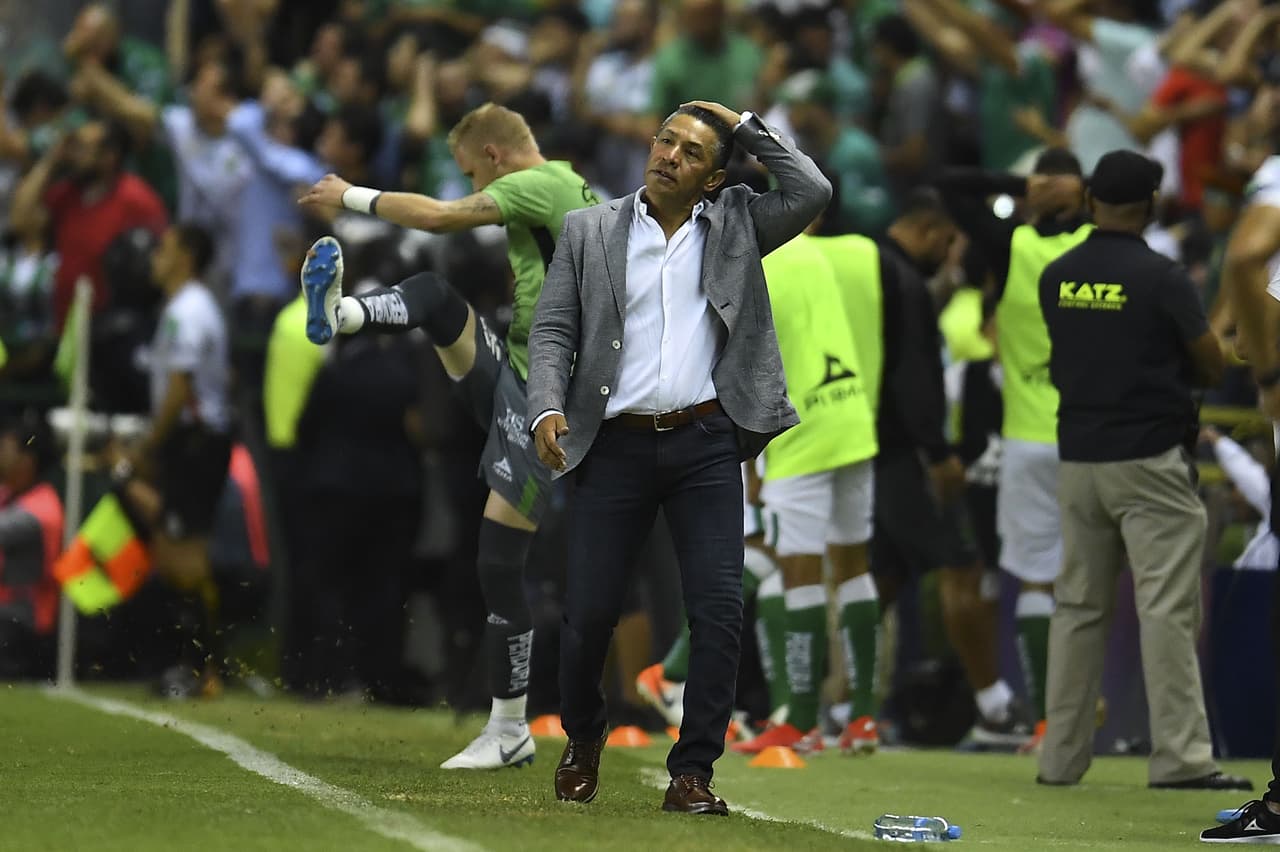El desespero llegó al técnico de León, Ignacio Ambriz con el paso de los minutos con el marcador sin goles.