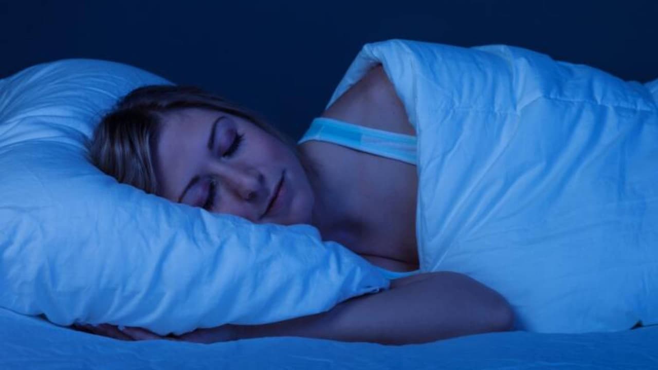 <b>Adapta el tiempo de tus rutias</b> diarias. Comienza a cenar un poco más temprano cada noche o haz ejercicio un poco más temprano en la mañana.