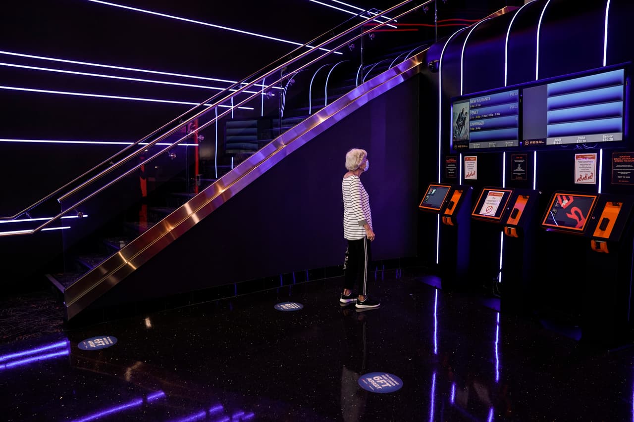 Los estudios que crean películas han reducido grabaciones, e inclusive pospuesto estrenos hasta un año, debido a la continua pandemia.