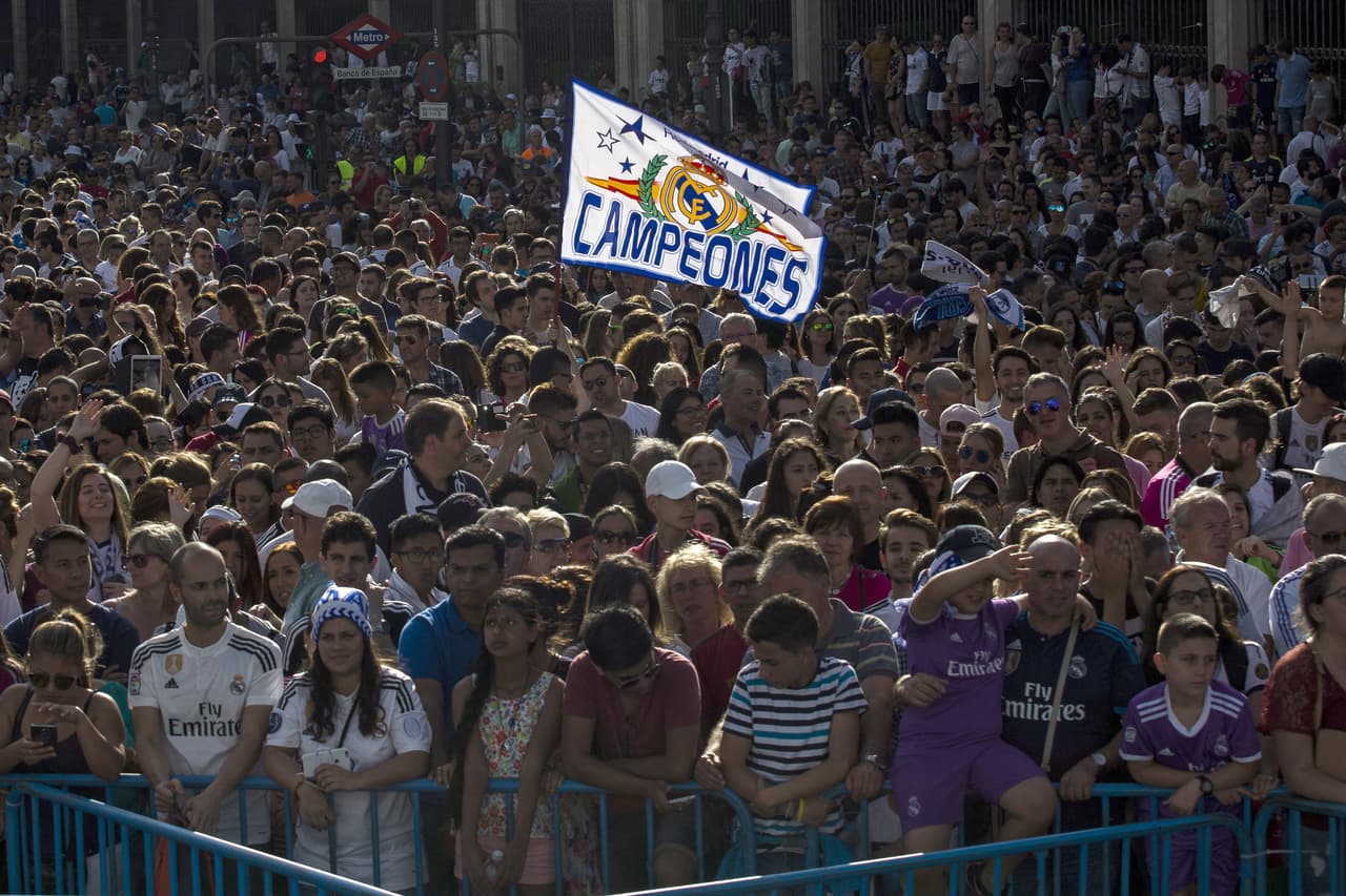 La Calle de Alcalá, el Paseo del Prado, el Paseo de Recoletos, la Gran Vía y la Puerta del Sol se colmaron de fanáticos del Real Madrid, ansiosos de celebrar una nueva corona continental.