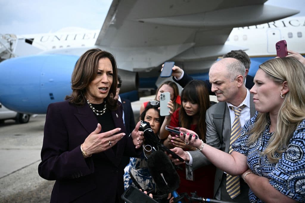 La vicepresidenta estadounidense y candidata presidencial demócrata, Kamala Harris, habla con los periodistas a su llegada a la Base Conjunta Andrews en Maryland el 25 de julio de 2024.
