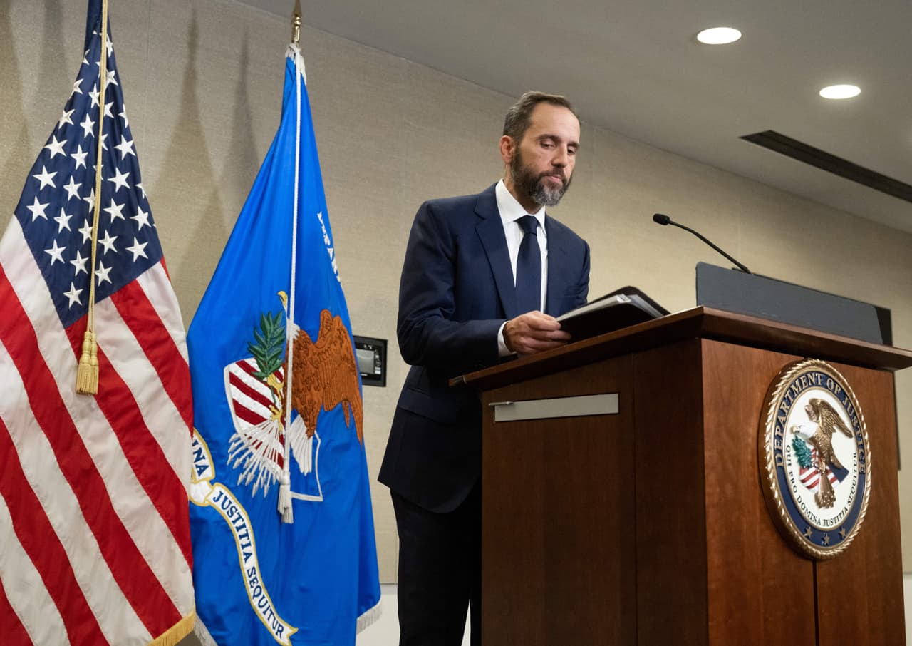 “El ataque al Capitolio de nuestra nación el 6 de enero de 2021 fue un asalto sin precedentes a la sede de la democracia estadounidense”, dijo el martes el fiscal especial Jack Smith, cuya oficina dedicó meses a investigar a Trump. “Fue impulsado con mentiras, mentiras del acusado dirigidas a obstaculizar una función fundamental del gobierno federal de Estados Unidos: El proceso nacional de recolectar, escrutar y certificar los resultados de la elección presidencial”, agregó.