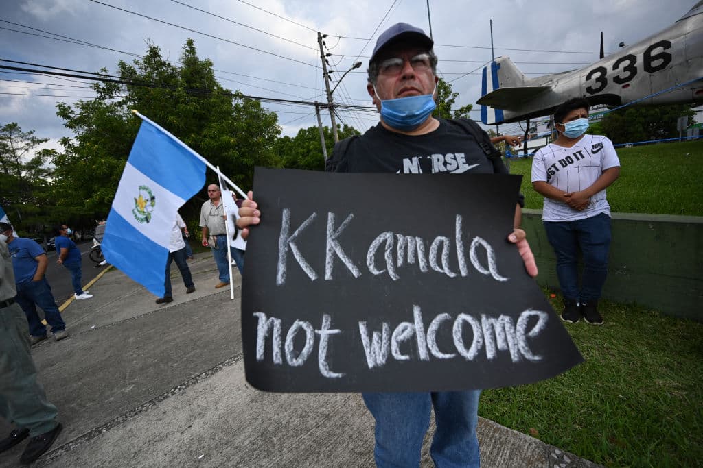 Reducido grupo de personas protesta por la visita de la vicepresidenta Kamala Harris a Guatemala.