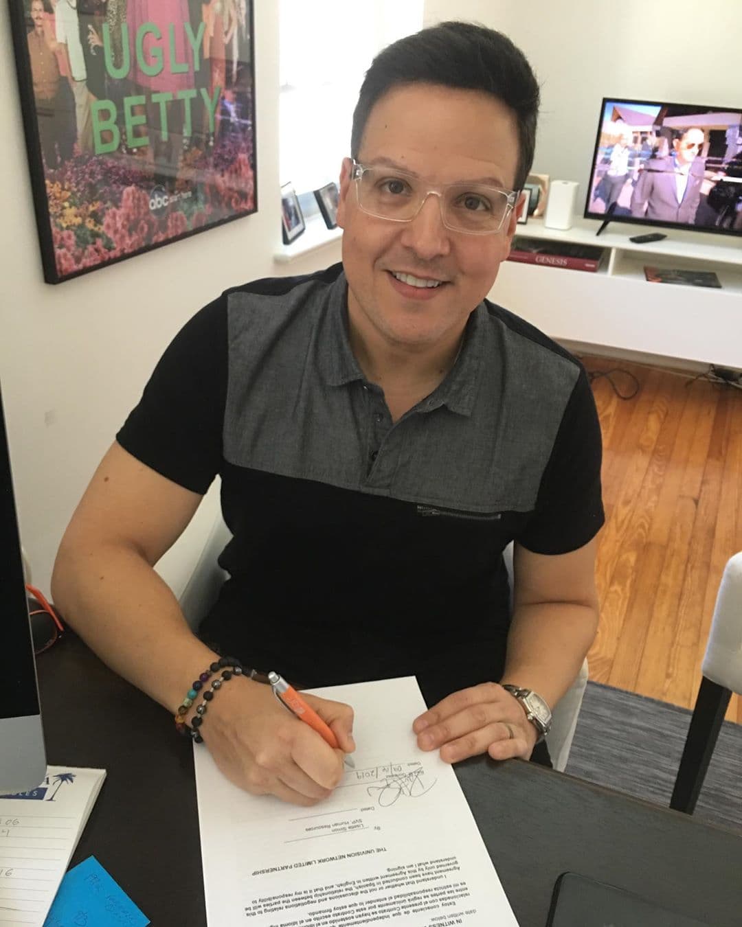 El conductor, que esta semana firmó un contrato de exclusividad con Univision, dijo estar feliz por el nuevo comienzo. Raúl considera este suceso como "un renacer en mi vida personal y en la profesional".