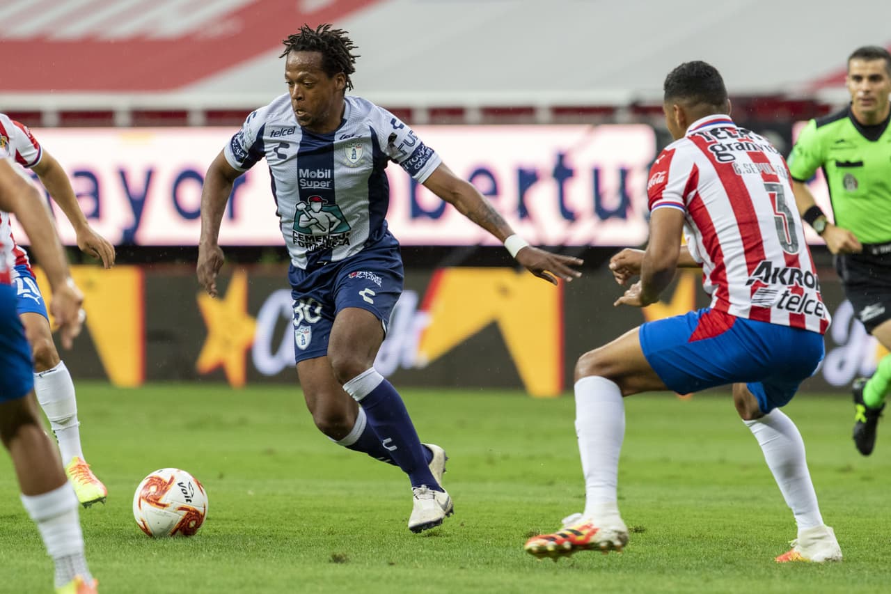 Romario Ibarra y Víctor Dávila buscaba abrir el marcador.