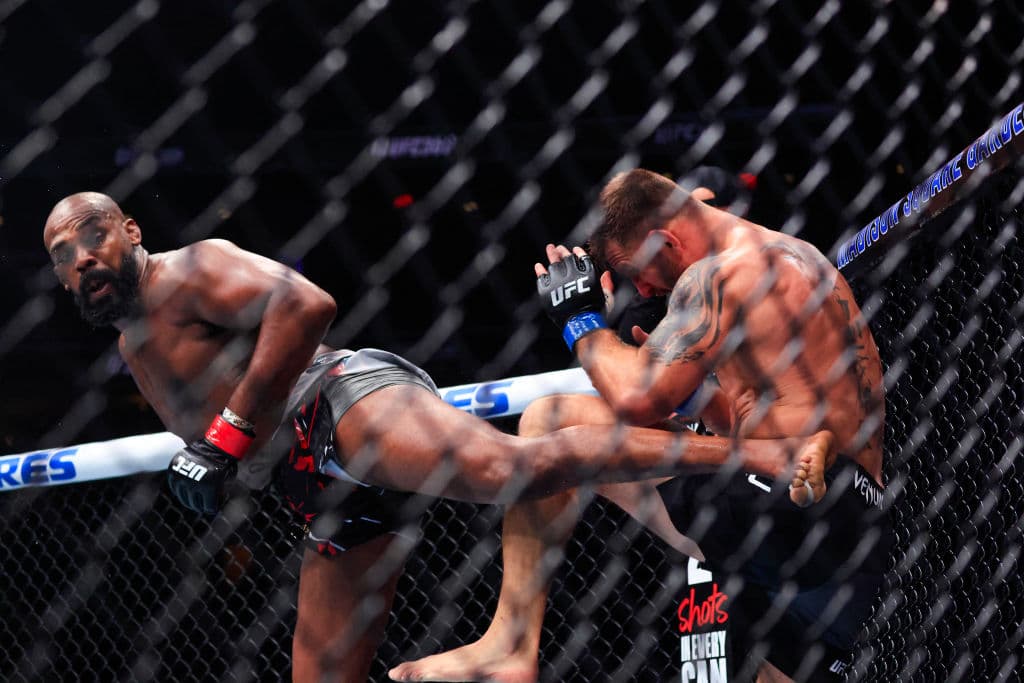 Stipe Miocic no pudo recuperarse de esta patada de Jones, considerado 
<b>el mejor en las artes marciales mixtas.</b>