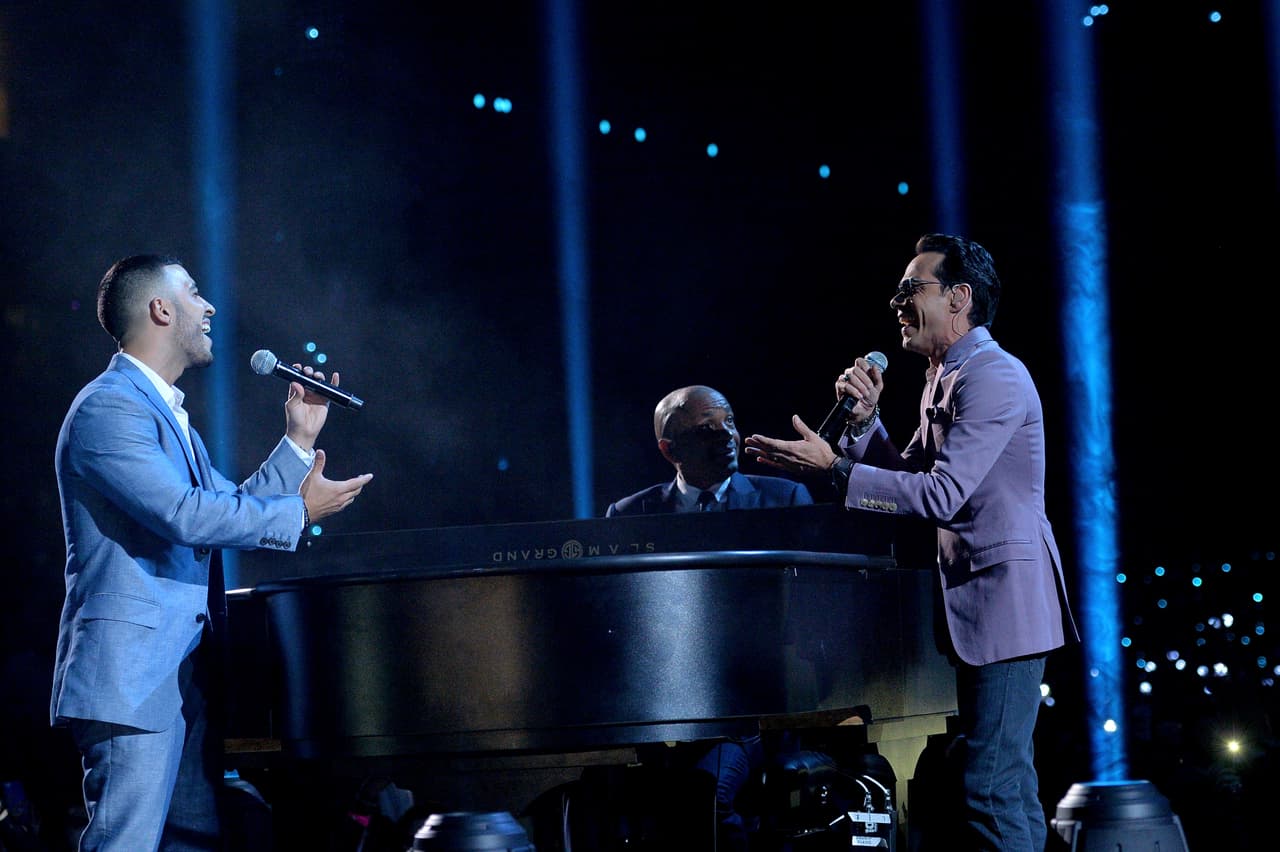 El músico cantó junto al cantante Luis Figueroa.