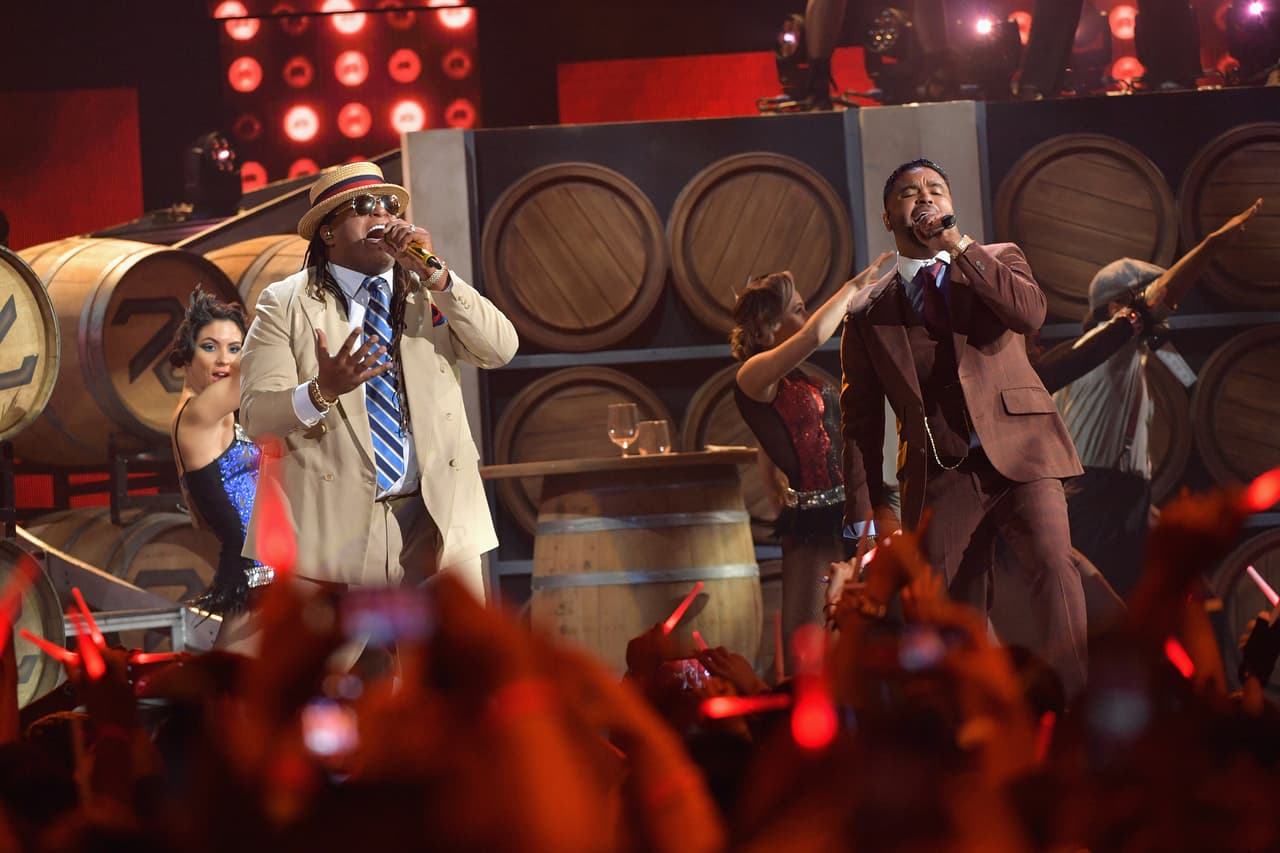 Ellos usaron trajes muy clásicos de la época, además de que involucraron elementos en la escenografia que evocaba a aquellos años.