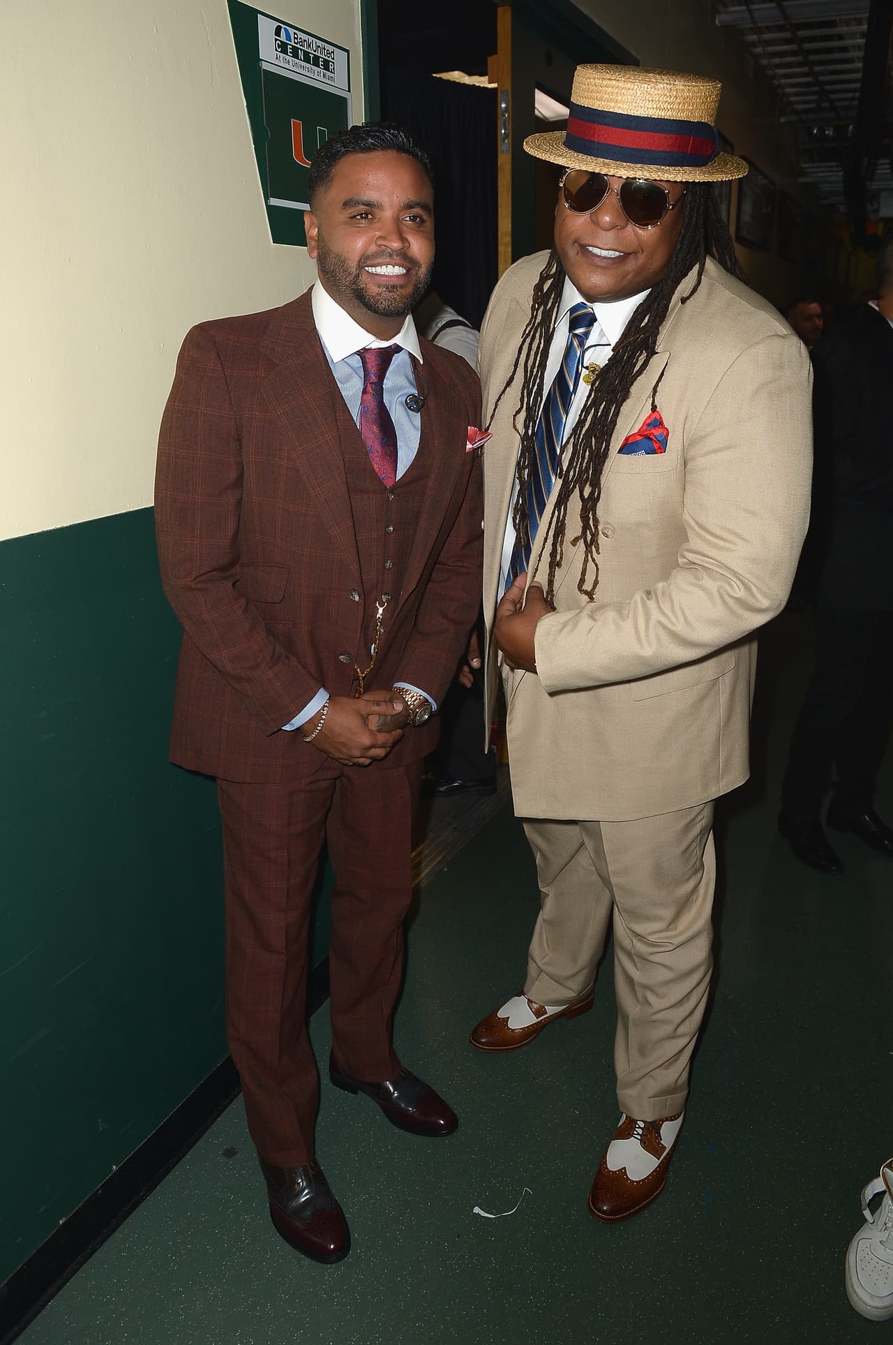 Zion y Lenox se enfundó en el tema de los años 40 y como auténticos gangsters llegaron al escenario de Premios Juventud.