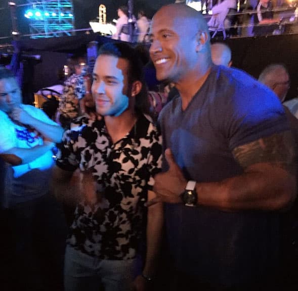 Una de sus últimas acciones del año fue cantar para las fuerzas militares, acompañado en el evento de Dwayne Johnson, 'The Rock'.