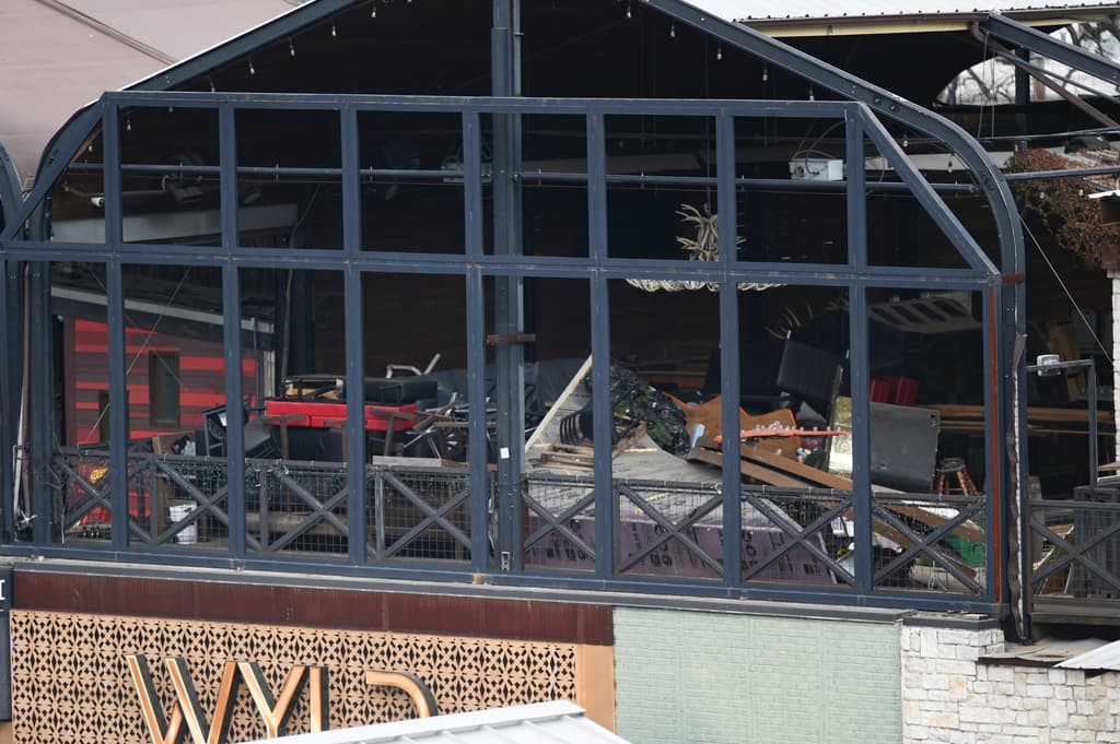 <b>El atacante no entró al bar Buford's</b>, donde las personas buscaron cómo protegerse del tiroteo.