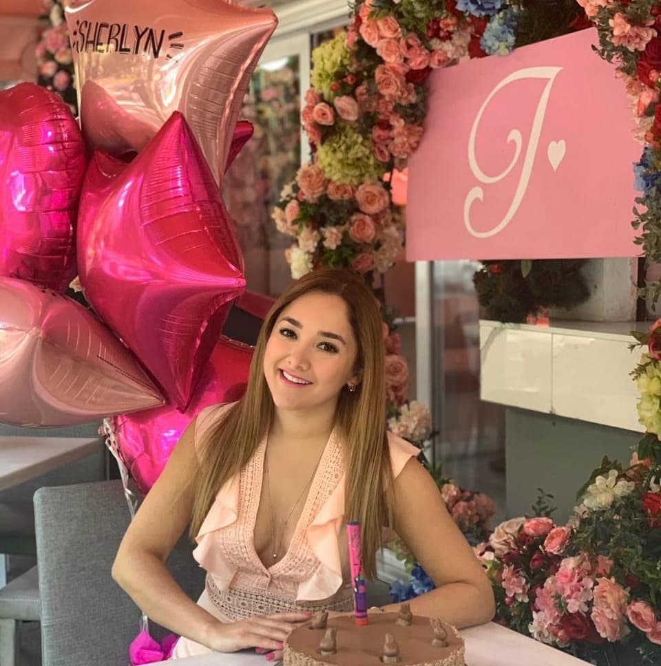 La revista reportó que Sherlyn se encuentra emocionada y sabe que las personas que la conocen, estarán felices de saber que cumple “su más grande sueño”, algo que a penas en octubre pasado planteaba como un deseo de cumpleaños en
<b><a href="https://www.univision.com/famosos/se-le-cumplio-este-es-el-video-donde-hace-poco-sherlyn-expresaba-su-gran-deseo-de-ser-mama-video" target="_blank">un video</a></b>.