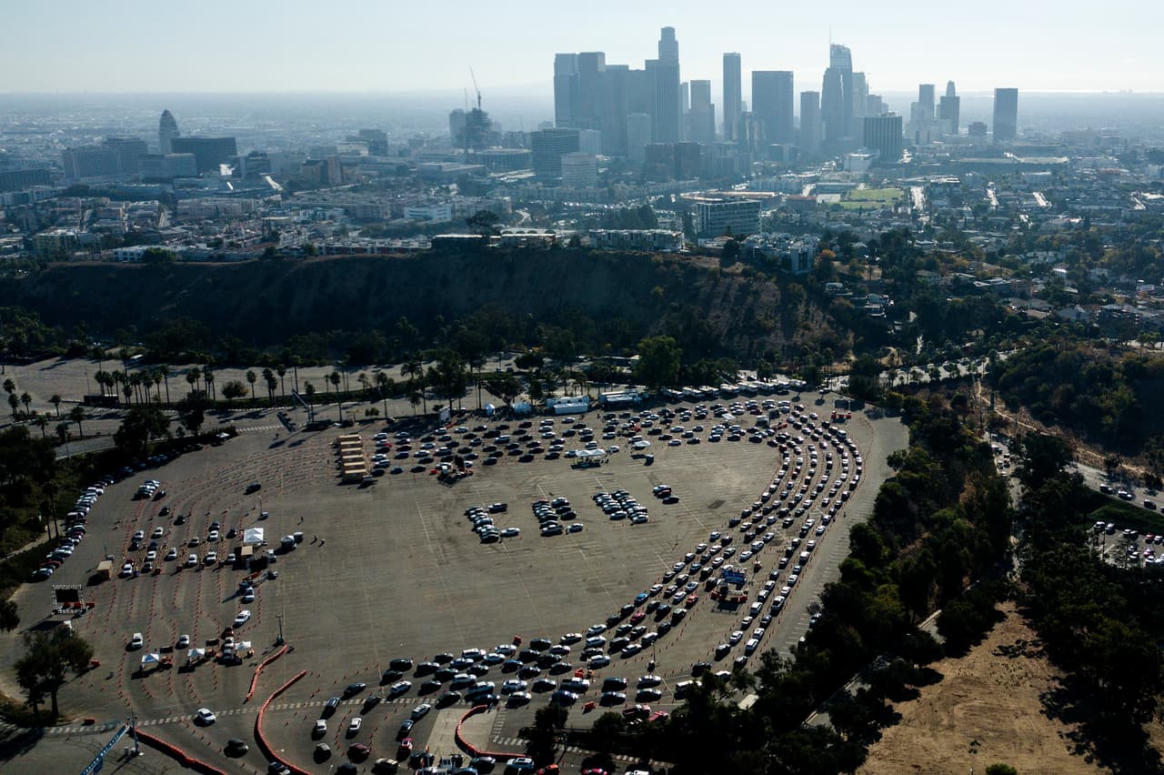 La enorme fila de autos para acceder a una prueba de covid-19 en el estadio de los Dodgers, en Los Ángeles, California, el 18 de noviembre. Como respuesta al aumento de casos en este estado, el gobernador Gavin Newsom declaró un toque de queda nocturno para la mayoría de los residentes.
<br>