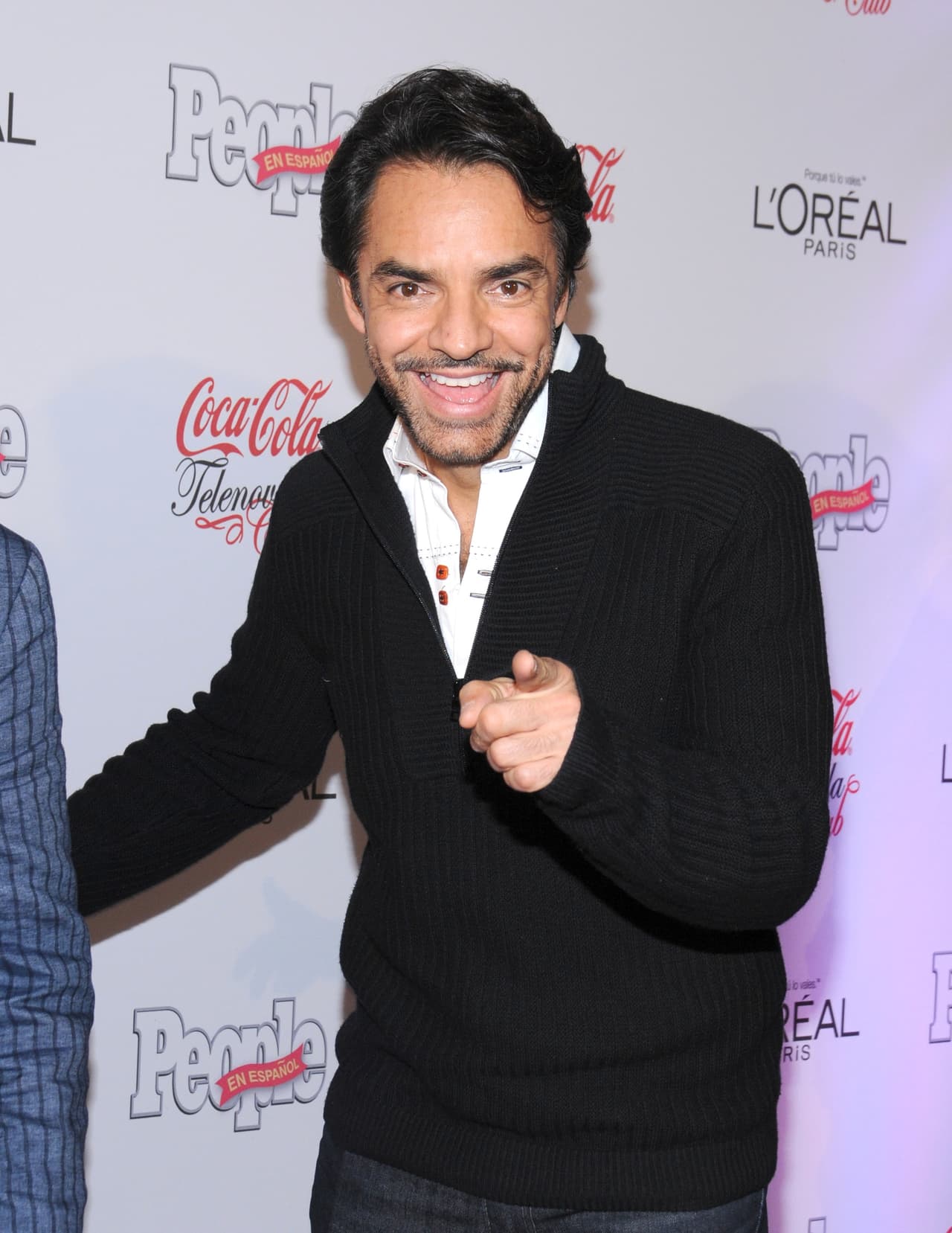 El intérprete de 
<b>Ludovico P. Luche</b>, reveló detalles ‘exclusivos’ de cómo organizó la fiesta. “Se me ocurrió, ya sé ‘tráete tú una grabadora con la marcha nupcial’, mi manager en ese entonces me dijo: ‘te traigo el vestido de novia de mi esposa’, que era dos veces más grande que Victoria. Le dije: ‘no importa, tráete masking tape y lo amarramos, ese es el chiste’.
<br>