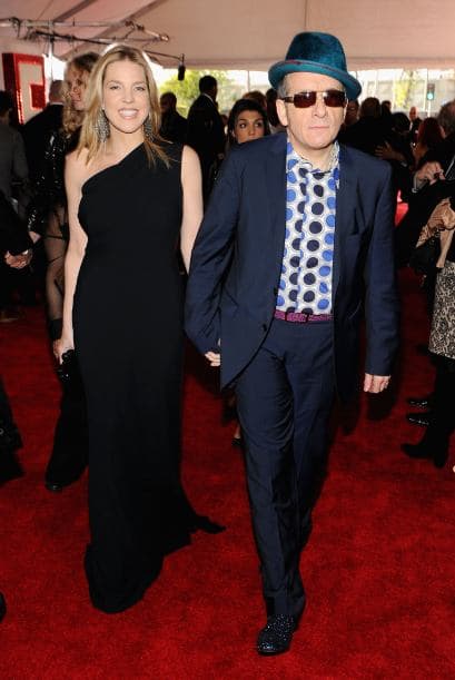 Eso sí, por alguna razón extraña, él se ve más grande que Diana, como si la llevara ¡por 20 años!.